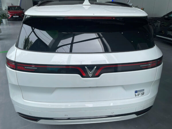 VinFast VF9 Plus 2023 Trắng 84km nội thất xanh - Hình ảnh 3