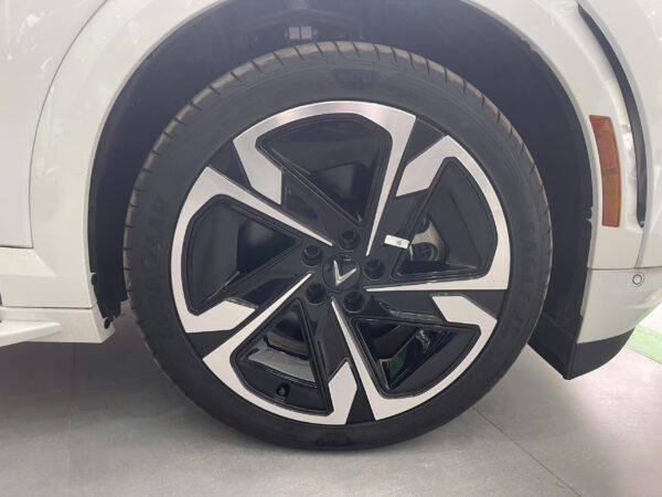 VinFast VF9 Plus 2023 Trắng 84km nội thất xanh - Hình ảnh 8